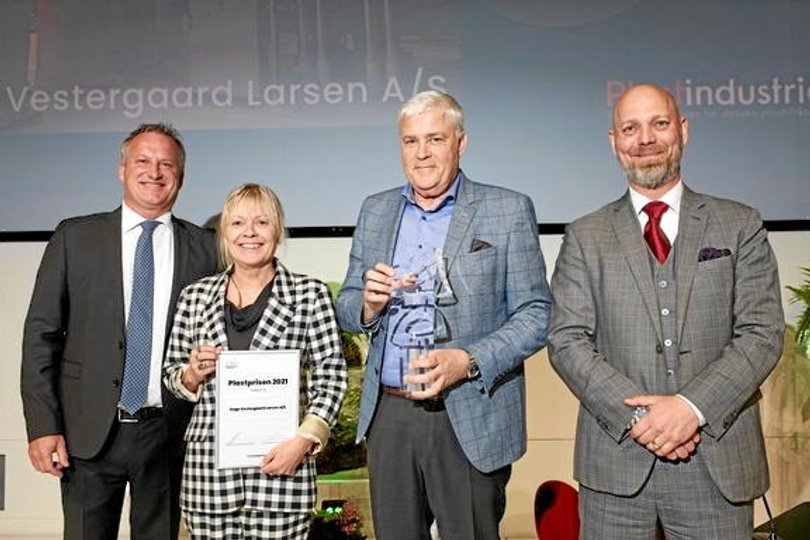 Her ses Søren Ulstrup (tv.), bestyrelsesformand i Plastindustrien, Gitte Buk Larsen, forretningsudvikling & marketingchef i Aage Vestergaard Larsen A/S, Franz Cuculiza, adm. direktør i Aage Vestergaard Larsen A/S og Thomas Drustrup, adm. direktør i Plastindustrien, da Plastprisen 2021 blev overrakt på scenen i Industriens Hus i København. Privatfoto