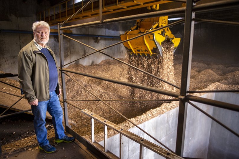 Over 80 procent af varmeproduktionen på Hadsund Fjernvarme kommer fra træflis. Det er nødvendigt at finde alternativer, siger værkets formand, Knud Erik Jensen. Foto: Martél Andersen