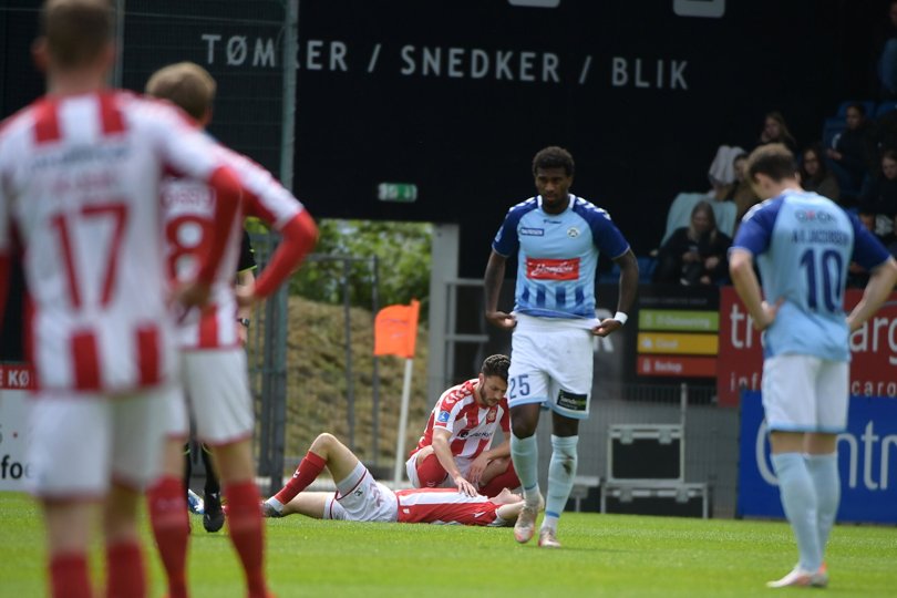 Det så ikke godt ud, da Lucas Andersen gik i græsset mod SønderjyskE. Foto: Bo Lehm <i>Bo Lehm</i>