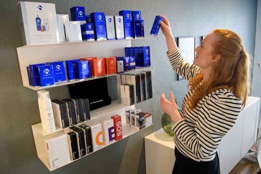 Isabella Bundgaard har altid tænkt, at hun gerne bare ville være sig selv i klinikken, men bliver der ved med at være mange kunder, overvejer hun at få en ansat. <i>Bo Lehm</i>