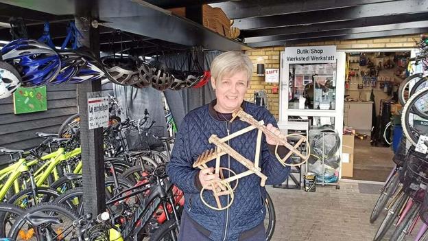 Merete Fuglsangs indkørsel har gennem årene dannet ramme om mange gode snakke med kunder. <i>Arkivfoto</i>