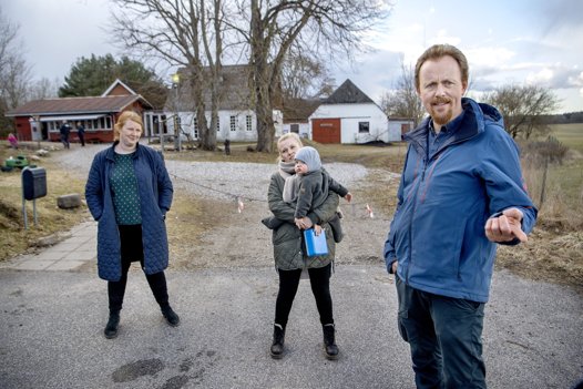 Forældre ved bondegårdsbørnehaven Regnbuen i Hadsund protesterer imod, at politikerne vil nedlægge den. Arkivfoto: Lars Pauli <i>Foto: Lars Pauli</i>