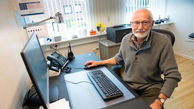 Eskild Boeskov, formand for ældre-/seniorrådet i Thisted Kommune, kritiserer nedlæggelsen af to busruter for især at ramme ældre borgere. <i>Arkivfoto: Bo Lehm</i>