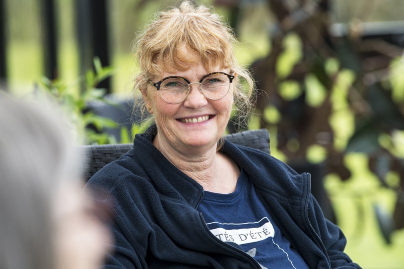 Britta Glinvad er fri for at leve i uvished. Nu nyder hun livet i sit nye fleksjob på plejecentret Caspershus i Frederikshavn. Kim Dahl Hansen