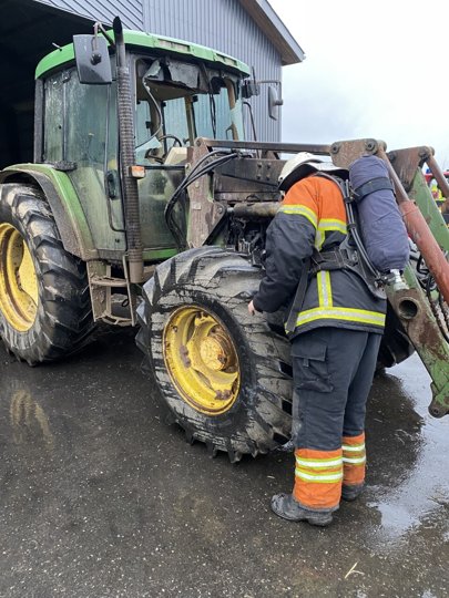 Branden i traktoren blev slukket i tide, inden ilden bredte sig til de mange bigballer inde i laden. Privatfoto
