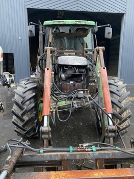 Den brandramte traktor blev trukket ud af laden. Privatfoto