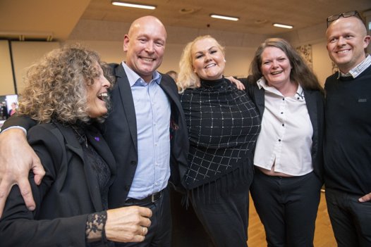 Laura Holm (i midten) havde selv sat sig et mål om at opnå omkring 200 personlige stemmer. Da hun så endte 466 sprang det alle forventninger. Foto: Torben Hansen