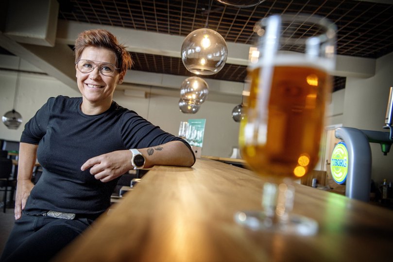 Den første fadøl er skænket op. Nu mangler der bare nogen til at drikke den. Anette Kold er klar til det store karriereskift bag disken. Foto: Lars Pauli <i>Foto: Lars Pauli</i>