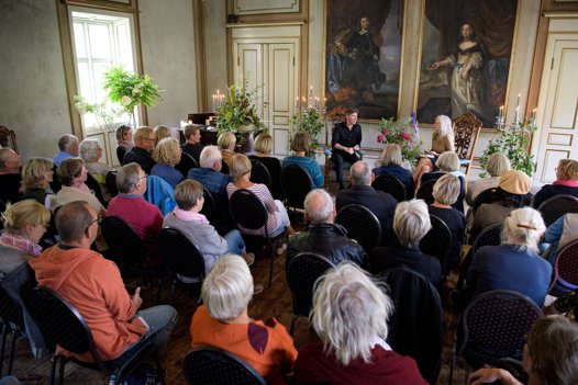 Forfatter Jesper Wung-Sung er aktuel med den anmelderroste roman ”Kvinde set fra ryggen”, der fortæller den gribende historie om Ida Ilsteds liv. Ida var gift med den verdensberømte danske kunstmaler Vilhelm Hammershøi, og fra utallige malerier kender vi hendes bortvendte nakke. <i>Bo Lehm</i>