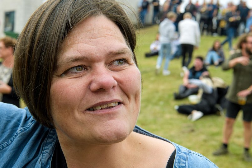 Lene Pleidrup Mortensen er træt af at udsætte sin bil for Nordmorsvejs hullede belægning, men nu er der håb forude. Her ses hun til Morsø Festival. <i>Arkivfoto: Bo Lehm</i>