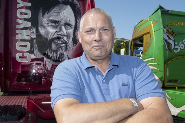 Bagsiden af Henrik Rasmussens førerhus minder om den ikoniske truckerfilm "Convoy" fra 1978. Foto: Henrik Louis