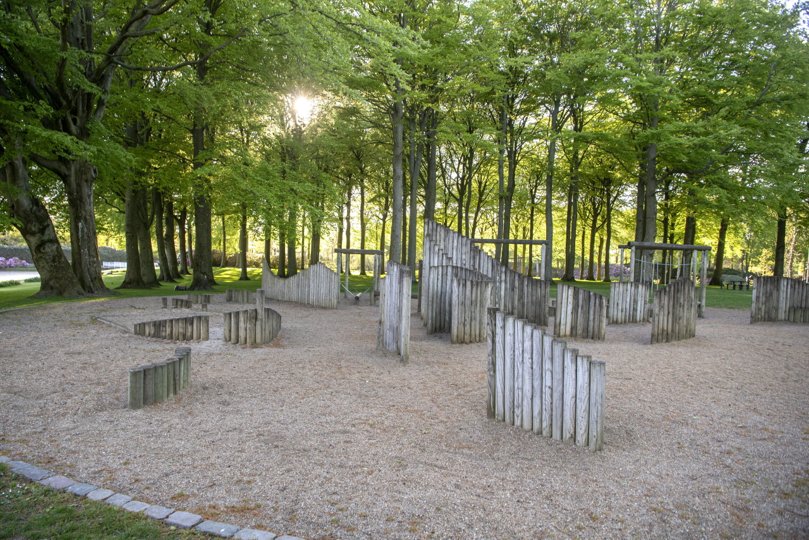 - Legepladsen skal væk fra de skyggende træer, foreslår Jens Tofting fra Borger9700, som ønsker at borgerne kan komme med forslag til den nye legeplads i den populære park. <i>Foto:Henrik Simonsen</i>