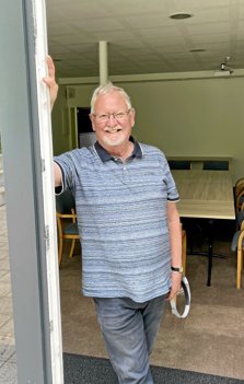 Jørgen Pedersen i døren til lokalet, der nu får nemmere adgang. Foto: Helge Søgaard