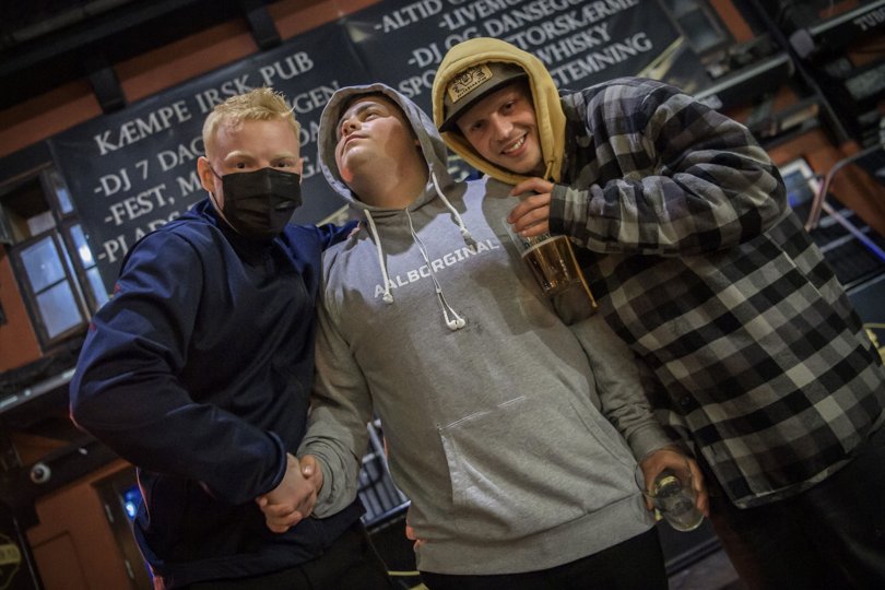 Stemningen var høj i Jomfru Ane Gade i Aalborg fredag aften, men der var styr på sagerne, melder politiet. Foto: Martin Damgård