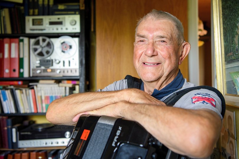 Kaj Lindy Mørkholt Jensen fra Asaa er en meget aktiv og musikalsk pensionist på 89 år, som næsten ikke kan få dagens timer til at slå til. Foto: Henrik Bo <i>Foto: Henrik Bo</i>