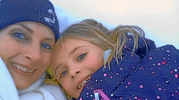 Caroline Wesselhøft sammen med datteren Agelina på ferien på Læsø i januar. Privatfoto