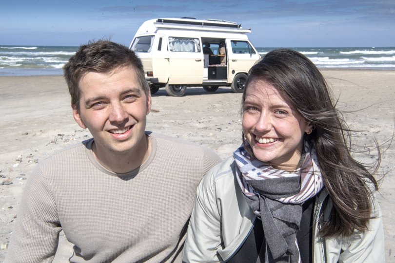21-årige Toke Raabjerg og 22-årige Cecilie Kryner er taget på eventyr i Europa i et folkevognsrugbrød, som de selv har restaureret. Foto: Henrik Louis <i>Foto:Henrik Simonsen</i>