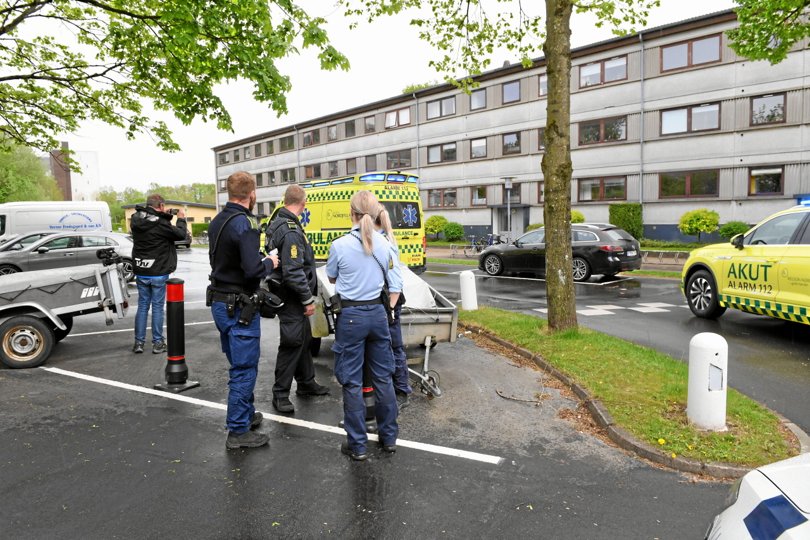 Politi i gang med at danne sig et overblik over, hvad der skete i Vejgaard fredag aften. Foto: Jan Pedersen