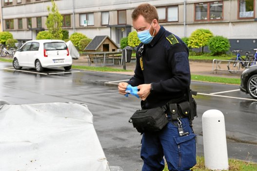 Politiets efterforskere ledte efter spor på gerningsstedet. Foto: Jan Pedersen