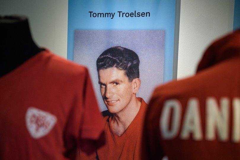 Her er han. Nyligt afdøde Tommy, kendt fra Tipsfodbold og hos den ældste del af befolkningen for sine tryllerier for landsholdet, der vandt olympisk sølv i 1960,