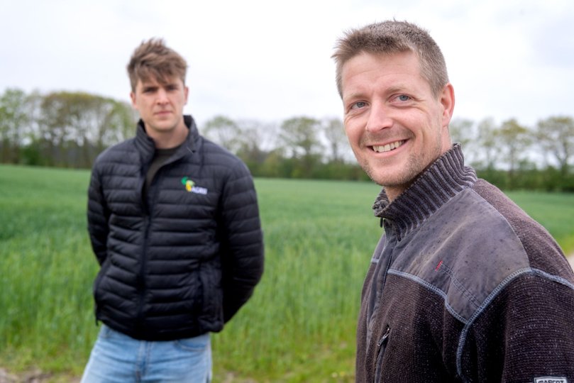Alexander Meldgaard (th.) er glad for at kunne hjælpe naturen med at hjælpe sig selv. Naturkonsulent Niels Thordal-Christensen er lige så glad for at mange landmænd tager mod Agri Nords tilbud om at lægge en stump jord ud til at hjælpe alsidigheden i Nordjyllands natur. Foto: Torben Hansen