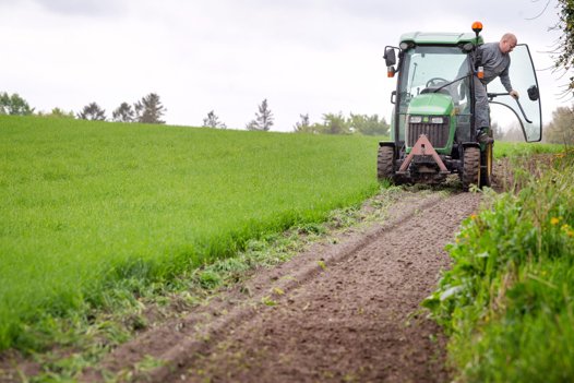 Mads Kristensen har turet det meste af Nordjylland rundt med sin specialtraktor for let, hurtigt og billigt at gøre jord bi- og vildtvenligt.