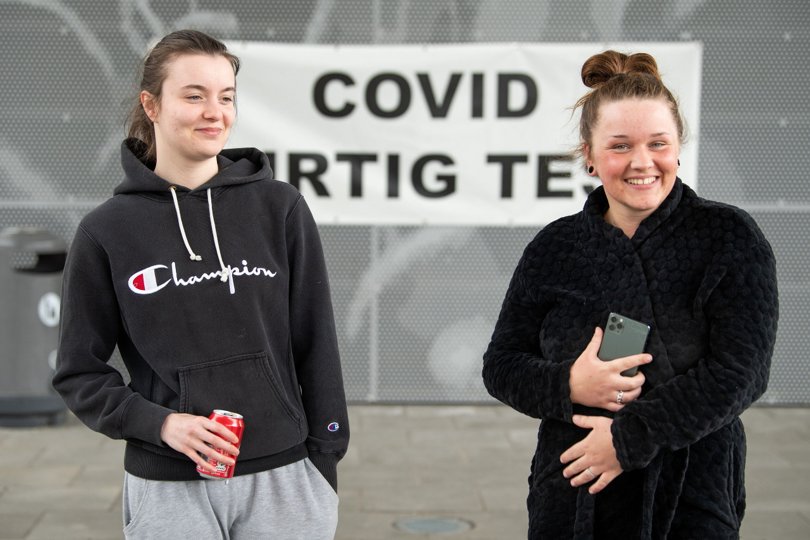 I næste uge begynder Region Nordjylland at invitere bl.a. de 16-19-årige til vaccination - men man er lidt bagefter f.eks. Region Hovedstaden, fordi Nordjylland har flere ældre borgere, som skulle vaccineres først. Men vi indhenter dem senere. Arkivfoto: Henrik Bo <i>Foto: Henrik Bo</i>