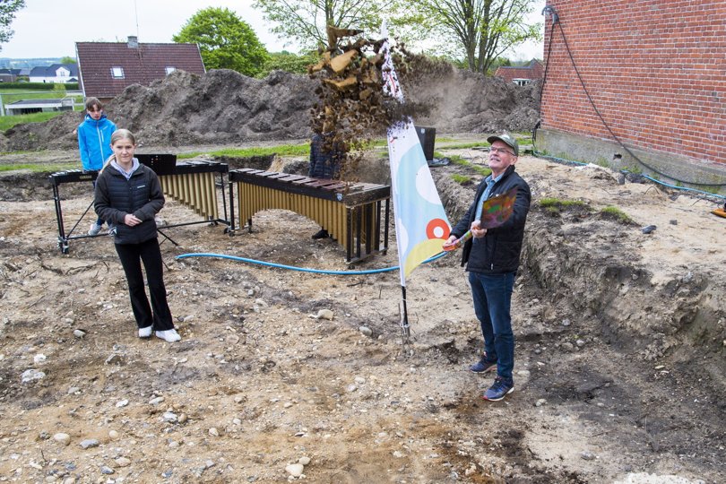 Som formand for kultur- og fritidsudvalget havde Gert Fischer fået opgaven at svinge spaden til første spadestik på byggepladsen i Støvring med billedkunstelev Freja Stahl Olsen som nærmeste tilskuer. Foto: Kim Dahl Hansen