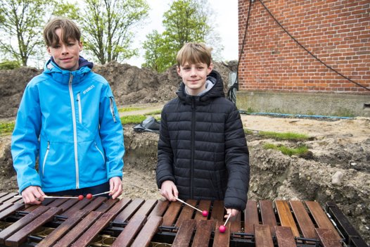 Skoleleverne Milo Pinnerup fra Skørping og Rasmus Hauge Pedersen fra Støvring stod sammen med deres musiklærer Søren Høy Ovesen for den musikalske underholdning på byggepladsen. Foto: Kim Dahl Hansen <i>Foto: Kim Dahl Hansen</i>