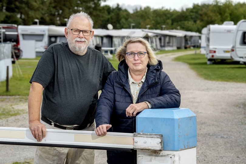 Solveig Søndergaard Nielsen og Peter Højrup Johansen siger farvel til campingpladsen i Hvalpsund. Foto: Lars Pauli