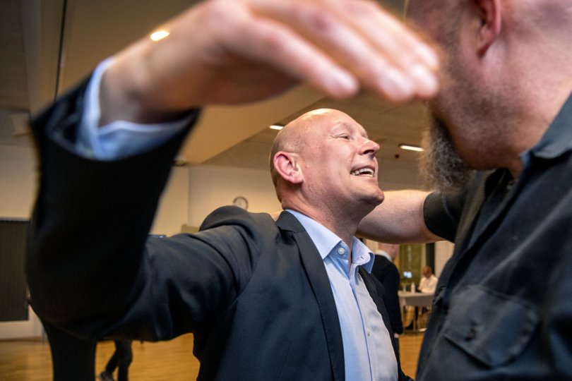 En glad Jens-Henrik Kirk er gået til forhandlinger med de øvrige partier i blå blok.