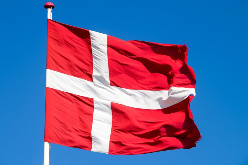 Dannebrog skal have en fast plads i byrådssalen, mener Pia Adelsteen (DF), Mariagerfjord Byråd. - Vi elsker alle dannebrog, siger hun. Og om timingen: - Vi har haft onlinemøder i byrådet under coronaen, det er nu, sagen skal tages op. Arkivfoto <i>Bo Lehm</i>