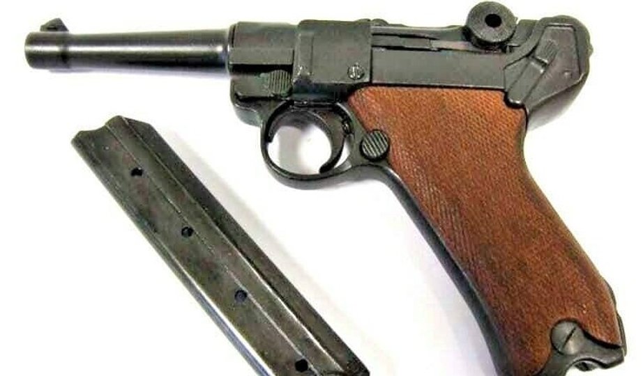 En Luger-pistol var blandt den 80-åriges adskillige våben. Arkivfoto