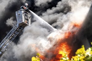 Voldsom brand - et rækkehus er helt udbrændt