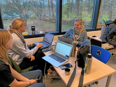 Resultat af exitpoll'en analyseres. Privatfoto