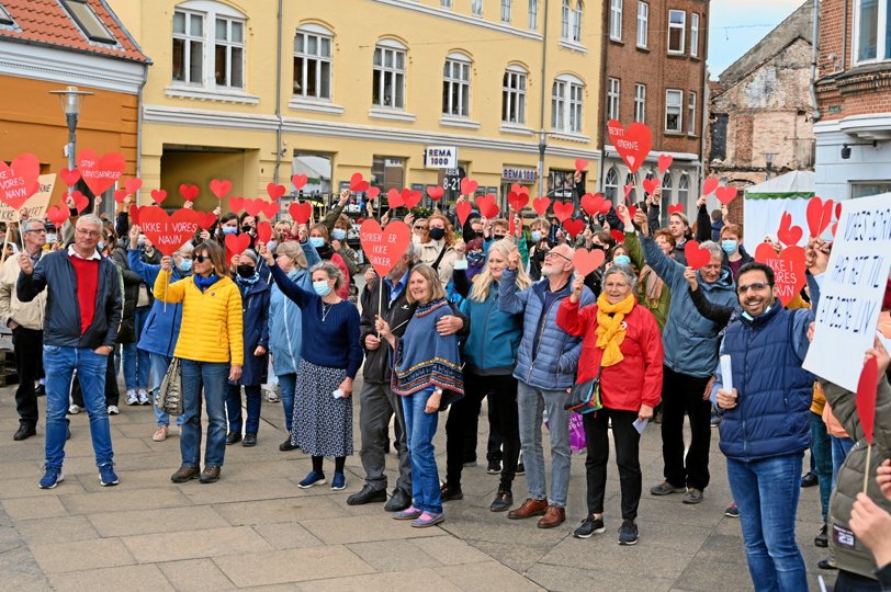 Ifølge Samklang dukkede 200 mennesker op på Klostertorvet til gårsdagens demonstration mod hjemsendelse af syriske flygtninge. Foto: Jamal Mekdad