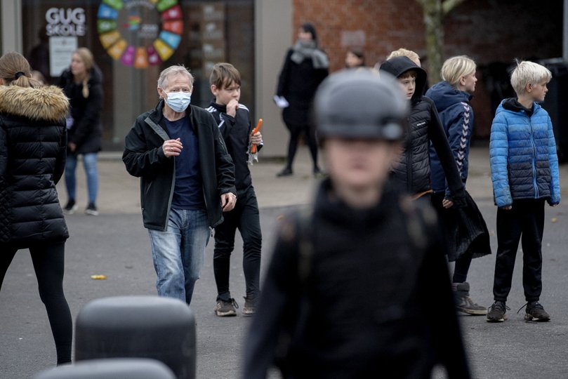 Der var mange mennesker forsamlet udenfor valgstedet på Gug Skole. Foto: Lars Pauli <i>Foto: Lars Pauli</i>