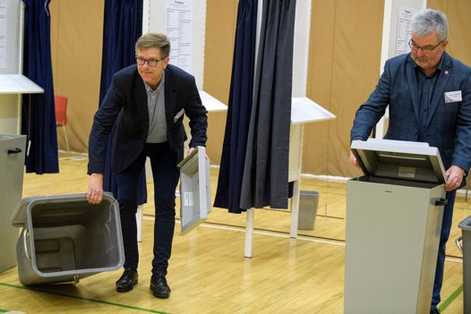Peter Lillebæk (V) og John Christiansen (S) gjorde valgurnerne klar. <i>Bo Lehm</i>