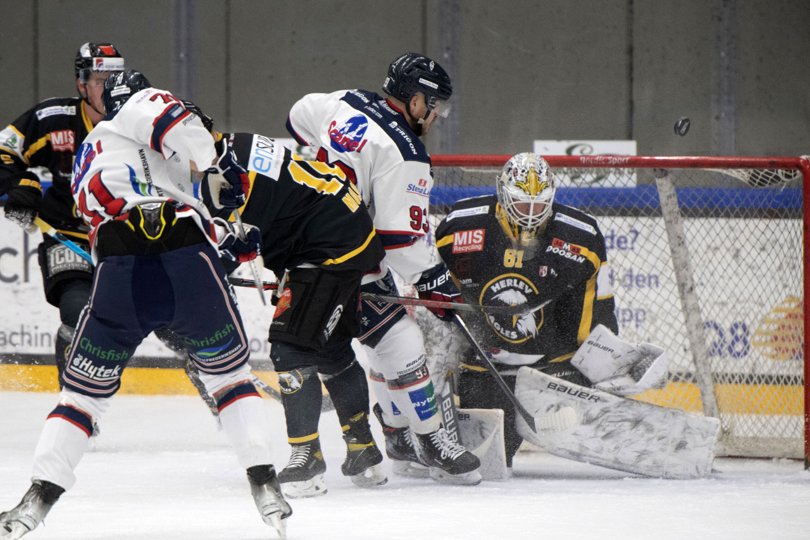 Frederikshavn-spillerne kunne ikke få pucken forbi Herlev-målmand Lukas Horák. Foto: Thomas Sjørup/Ritzau Scanpix <i>Ritzau Scanpix</i>