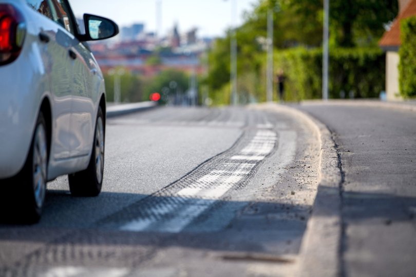 Det ny Plusbus-spor på Sohngårdsholmsvej i Aalborg ligger så højt i forhold til den øvrige kørebane, at mange bilister er bekymrede for, hvad de skal gøre, hvis der kommer en ambulance. Foto: Henrik Bo <i>Foto: Henrik Bo</i>