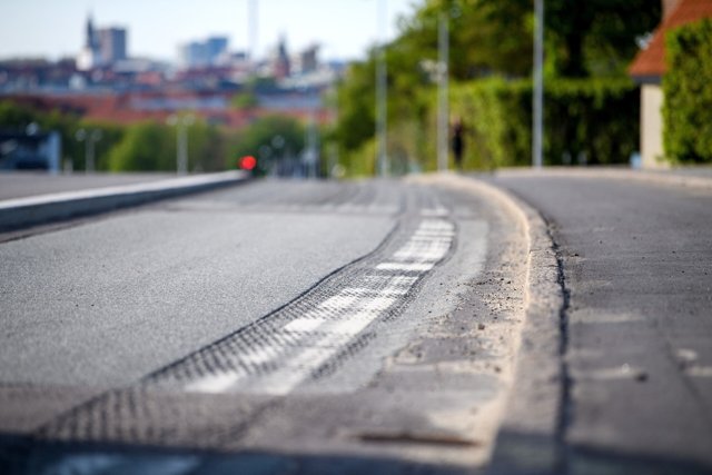 Det er ikke længe siden, den første strækning af Sohngårdsholmsvej fik ny asfalt, nu gælder det strækningen fra Th. Sauers Vej til Humlebakken.