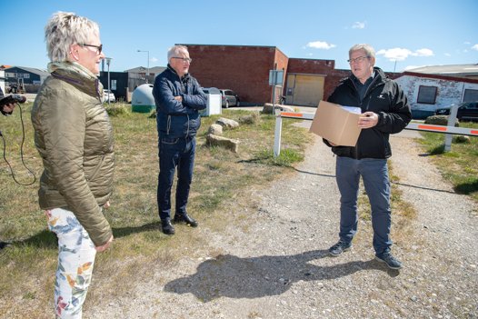 Handlen i Hirtshals overrakte i foråret 2020 en kasse protestunderskrifter til borgmester Arne Boelt (S). Alligevel blev lokalplanen senere vedtaget. Arkivfoto: Bente Poder