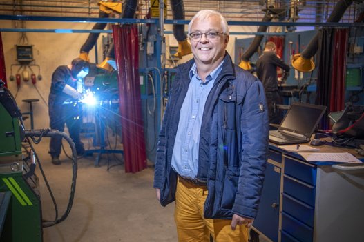 Selv om han er vokset op på landet, fylder håndværk og smedearbejde meget i Asger Andersens liv. Som leder af praktikafdelingen møder han mange af egnens virksomheder, som han har et stort kendskab til.