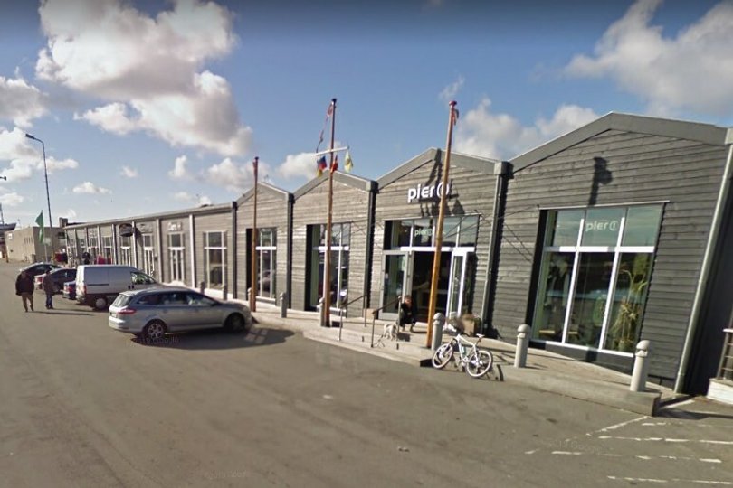 Skyer er udsigten i dag. Til næste år vil der være en kæmpe tagterrasse i bygningen på Nordkajen i Skagen. Illustration: Google