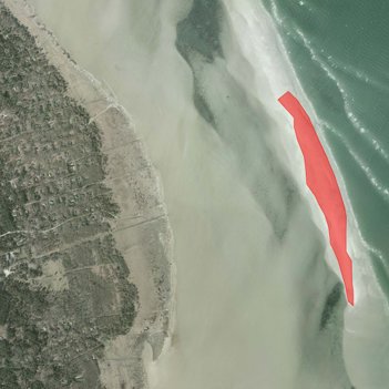 Det er på en sandbanke syd for Øster Hurup, at den store koloni af sjældne strandfugle har slået sig ned - for andet år i træk - for at yngle. Foto: Mariagerfjord Kommune