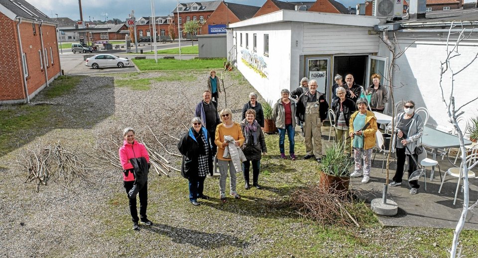 16 af de tyve kunstnere var klar til rengøringen inden pinsens udstilling i ”Gasværket” i Løgstør. Foto: Mogens Lynge