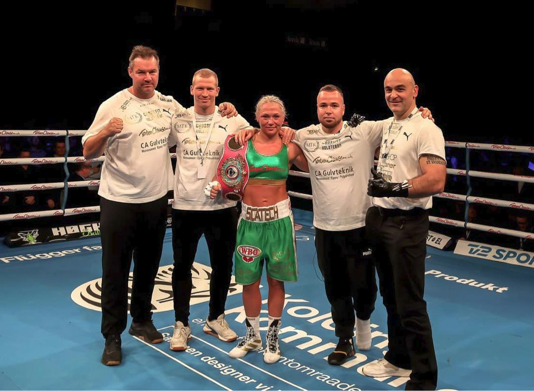 Boksedronningen Dina Thorslund med sit team efter det succesfulde titelforsvar. Fra venstre fysisk træner Peter Melvej, kostvejleder Torben Keller, træner Thomas Madsen og cutman Vedran Akrap. Foto: Jørgen Sørensen