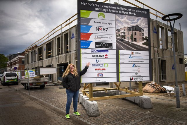 Vivaboligs direktør Lotte Bang foran byggepladsen i Jernbanegade i Støvring. Foto: Martél Andersen