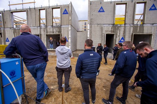 Placeret i fremtidig vinduesåbning i stueplan kunne Vivaboligs direktør Lotte Bang byde de mange fremmødte velkommen på byggepladsen i Støvring. Foto: Martél Andersen <i>Foto: Martél Andersen</i>