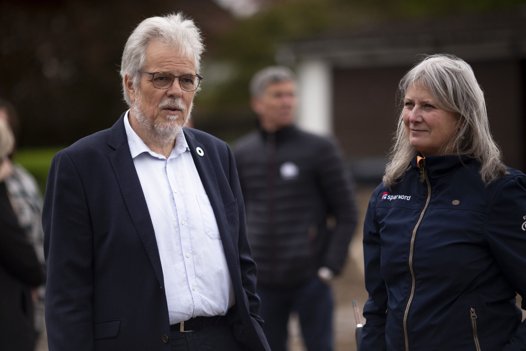 Formand for Spar Nords bankråd i Rebild området Helle Jørgensen i selskab med borgmester Leon Sebbelin. Foto: Martél Andersen <i>Foto: Martél Andersen</i>